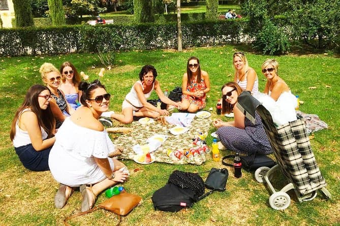 Madrid Picnic Experience with Games