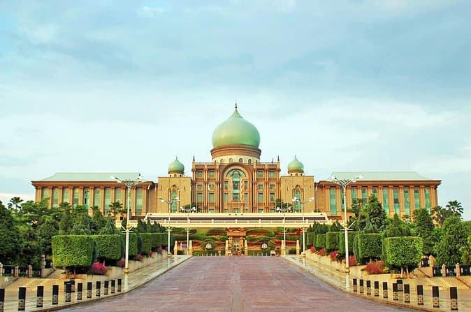 Kuala Lumpur Putrajaya Tour with Traditional Boat Cruise