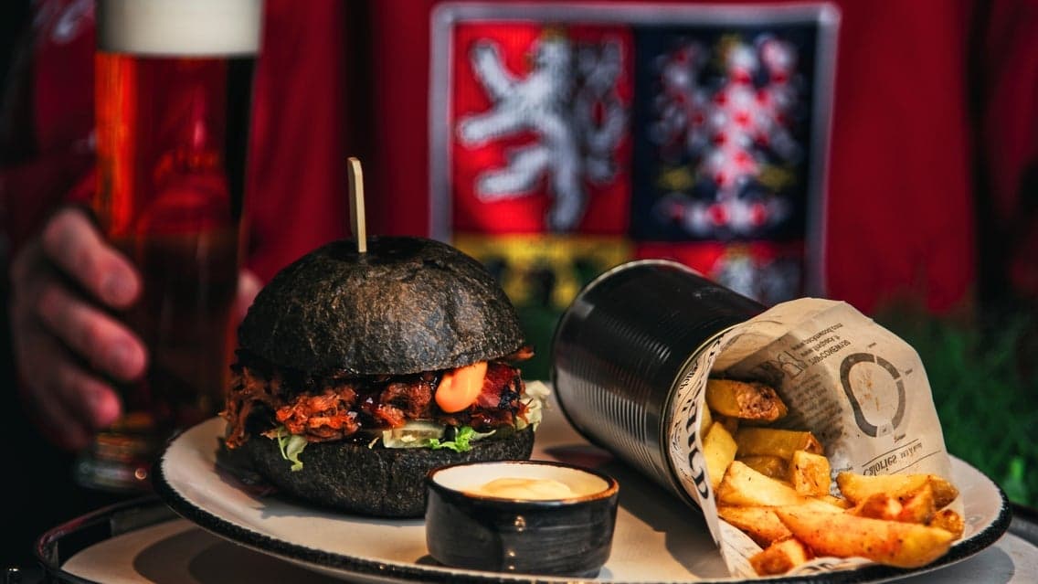 HC Sparta Praha x HC Oceláři Třinec | BURGER JAKO PUK at BACKSTAGE RESTAURANT u O2 areny
