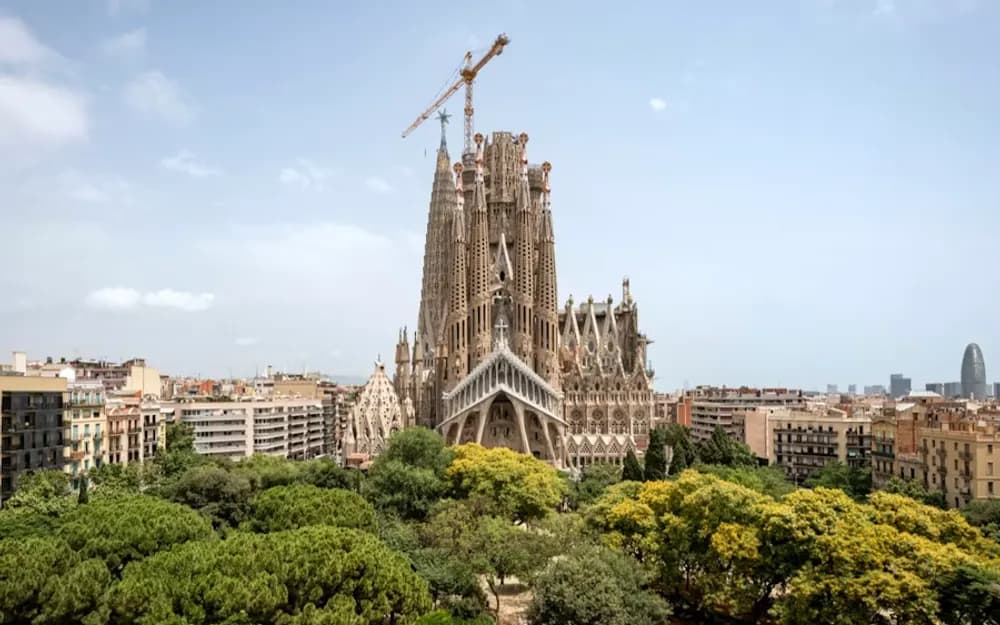 Sagrada Familia Fast Track Tickets + Barcelona hop-on hop-off bus (24 h.)