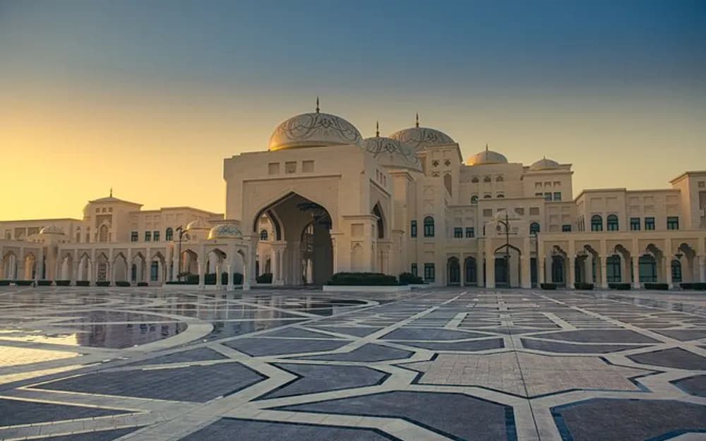 Abu Dhabi Guided Tour with Grand Mosque and Royal Palace