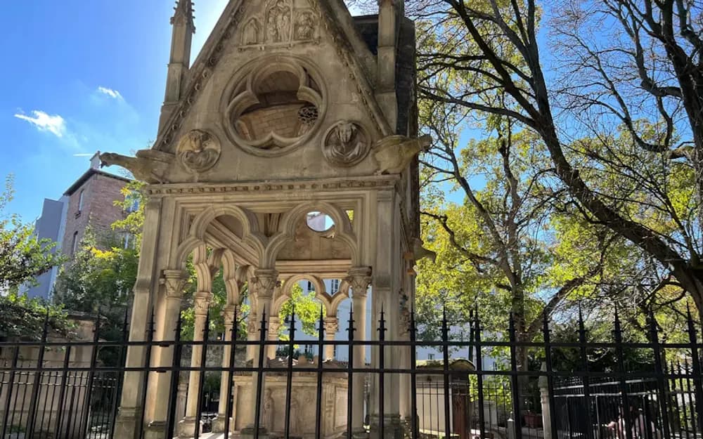 Paris Père-Lachaise Cemetery Tour