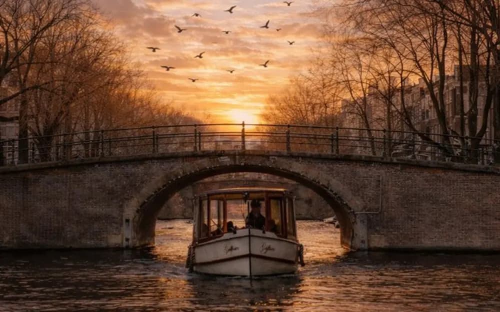 Amsterdam Canal Cruise with Live Guide and Onboard Bar